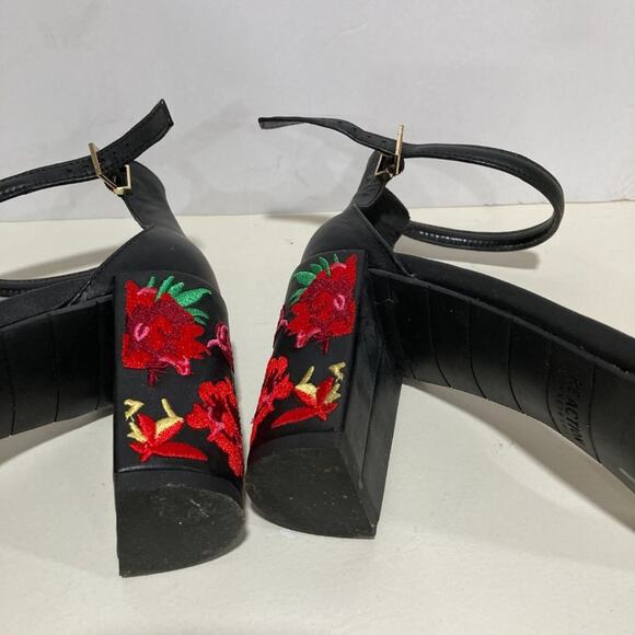 Kenneth Cole Reaction 8.5 Lolita Heels Black Embroidered Floral Block Heel - Picture 6 of 7